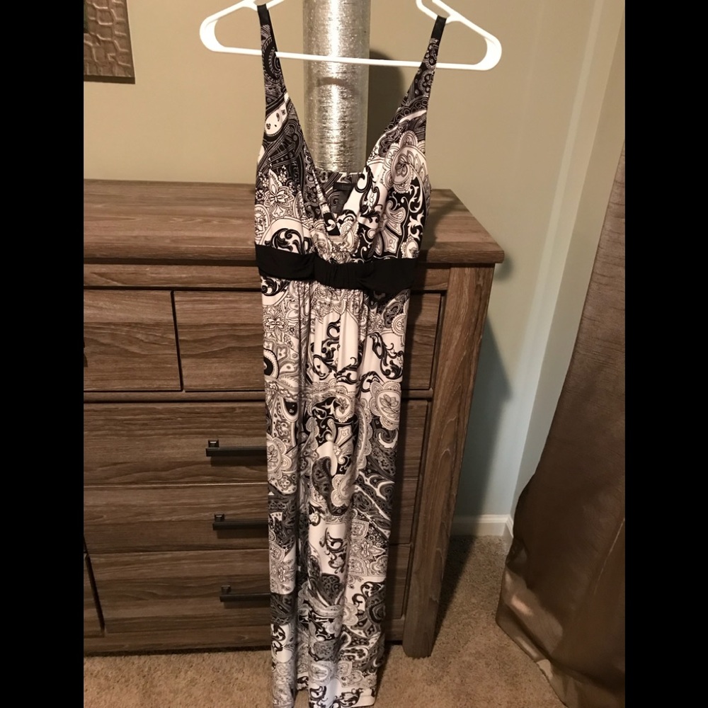⚡️SALE⚡️ Soma black & white paisley maxi dress